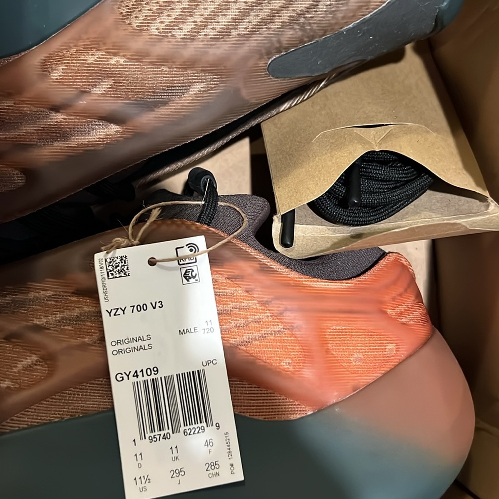 YEEZY 700 V3 size 11.5 men’s - Picture 8 of 8